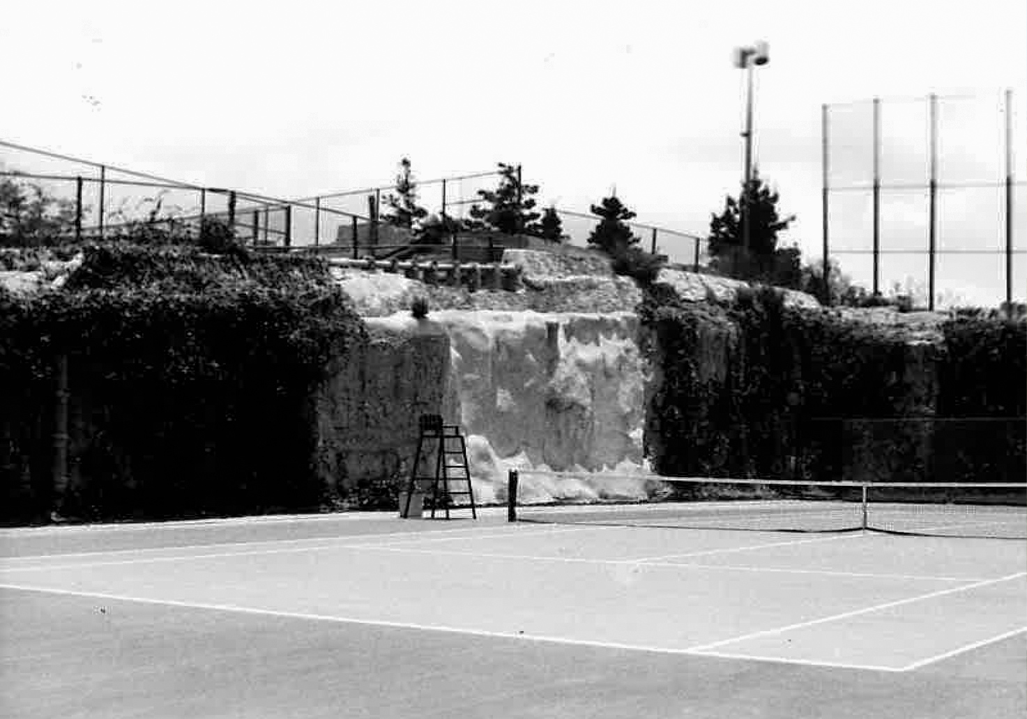 Foto en blanco y negro con las pistas de tenis del Club