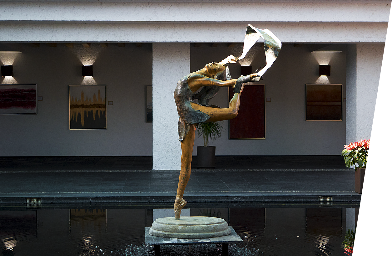 Estatua de bailarina en el centro del patio interior del Club Vallescondido