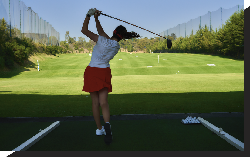 Mujer golfista practicando el Swing